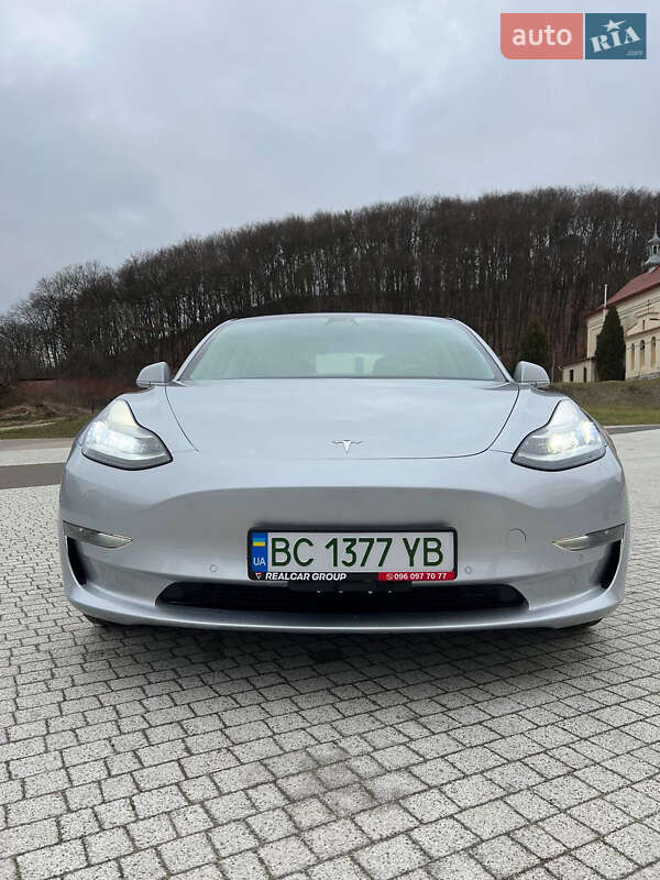 Седан Tesla Model 3 2018 в Львове