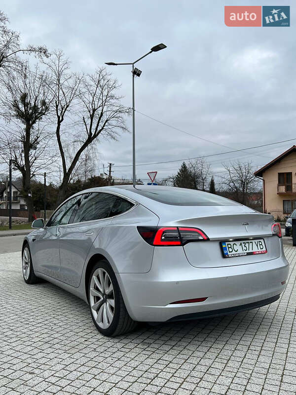 Седан Tesla Model 3 2018 в Львове