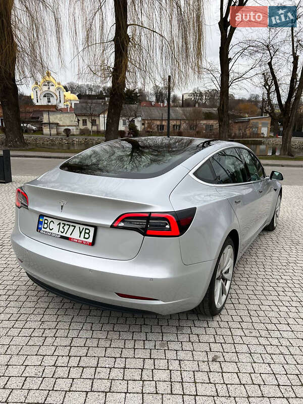 Седан Tesla Model 3 2018 в Львове