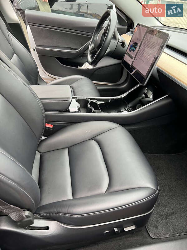 Седан Tesla Model 3 2018 в Львове