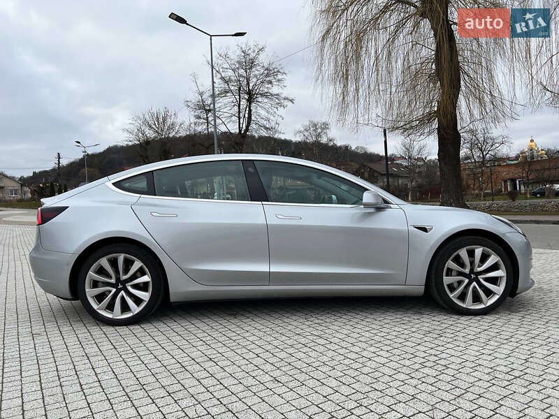 Седан Tesla Model 3 2018 в Львове