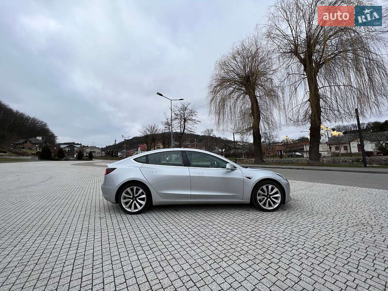 Седан Tesla Model 3 2018 в Львове
