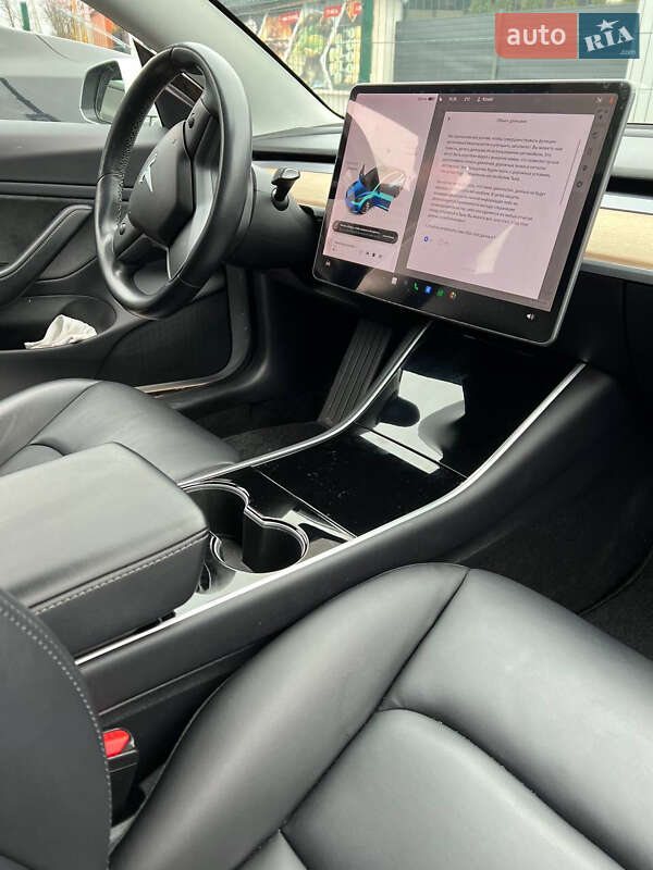 Седан Tesla Model 3 2018 в Львове