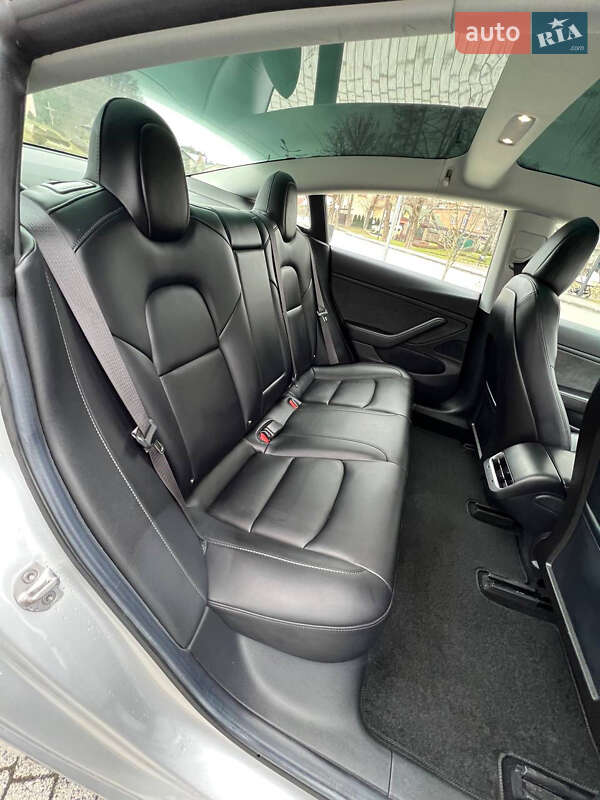 Седан Tesla Model 3 2018 в Львове