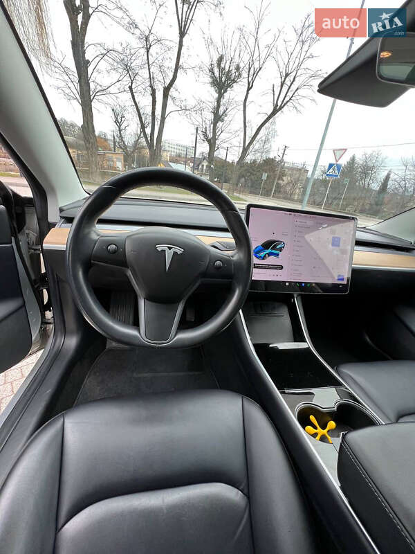 Седан Tesla Model 3 2018 в Львове