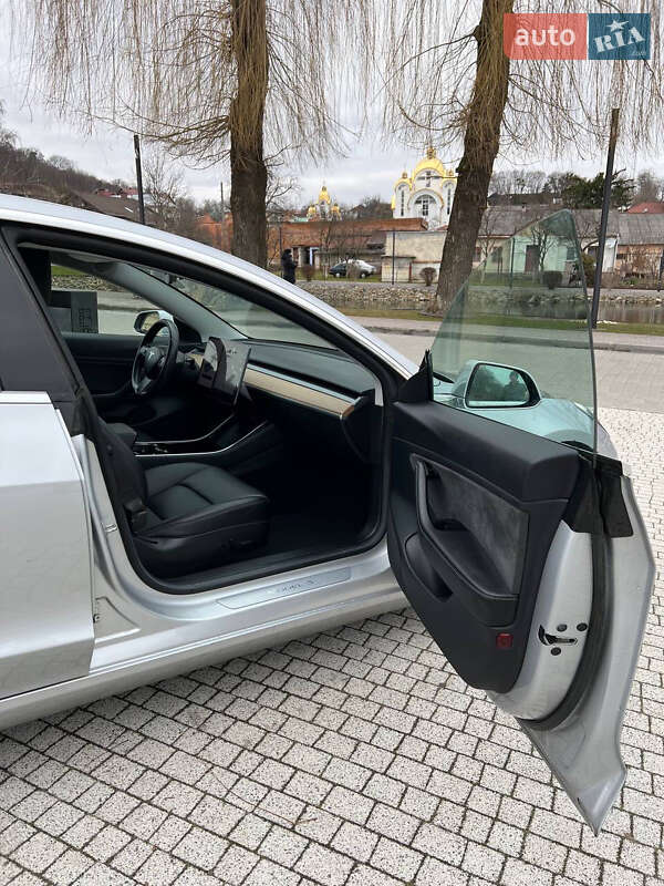 Седан Tesla Model 3 2018 в Львові
