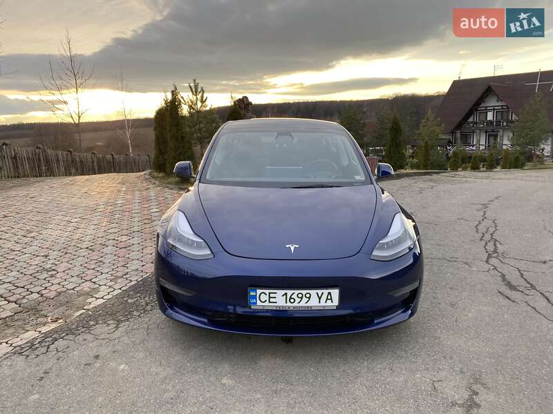 Седан Tesla Model 3 2023 в Черновцах