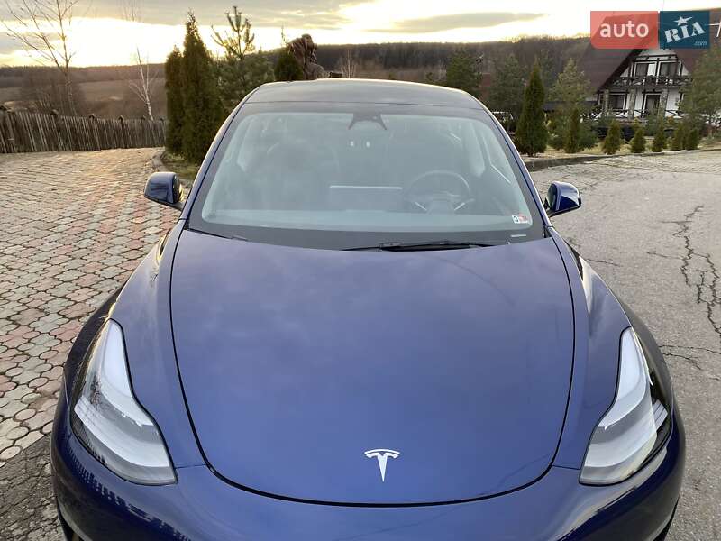 Седан Tesla Model 3 2023 в Черновцах