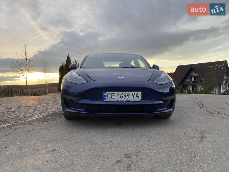 Седан Tesla Model 3 2023 в Чернівцях