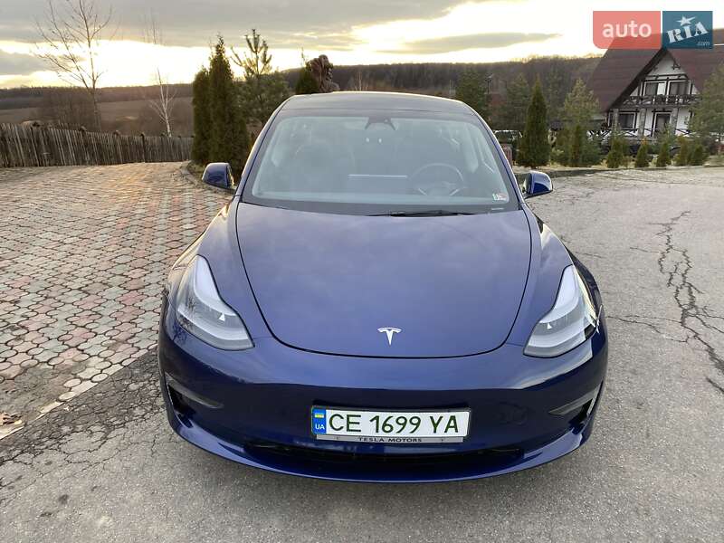 Седан Tesla Model 3 2023 в Черновцах