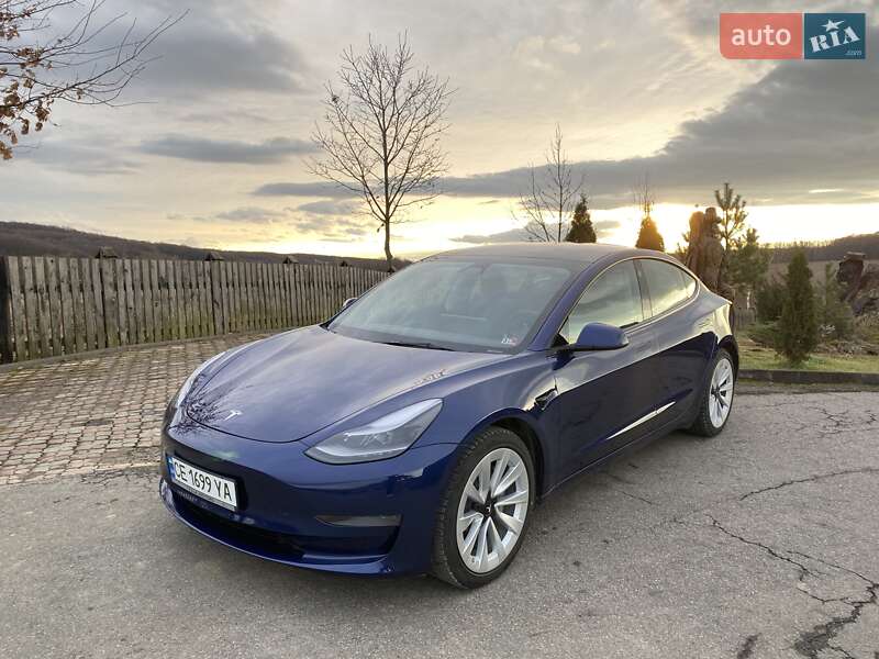 Седан Tesla Model 3 2023 в Черновцах