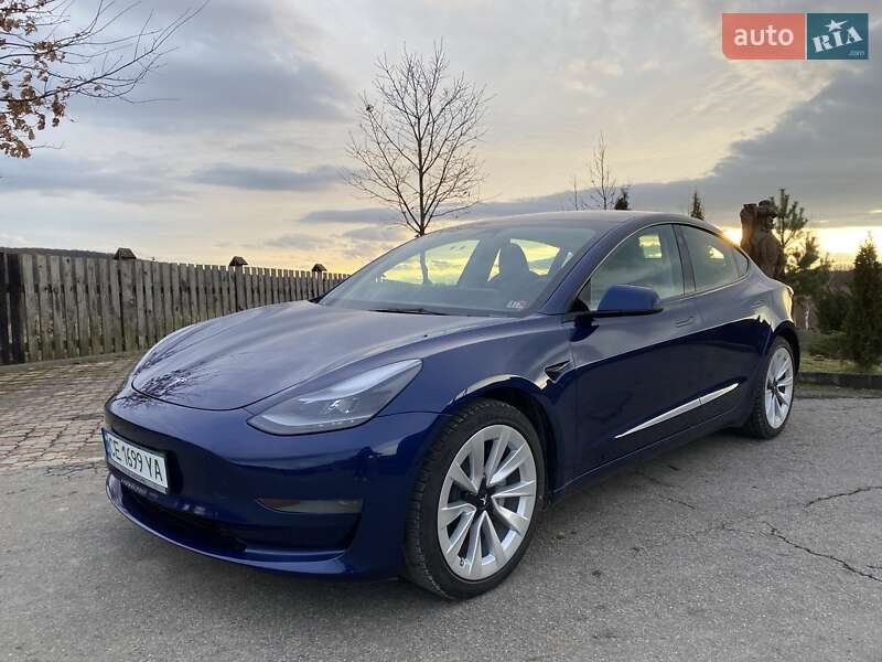 Седан Tesla Model 3 2023 в Черновцах