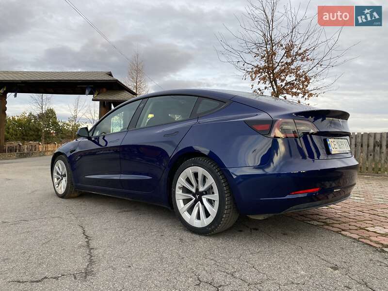 Седан Tesla Model 3 2023 в Черновцах