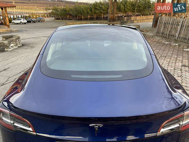 Седан Tesla Model 3 2023 в Черновцах