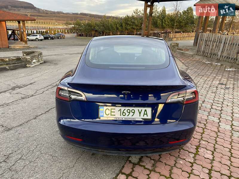 Седан Tesla Model 3 2023 в Черновцах