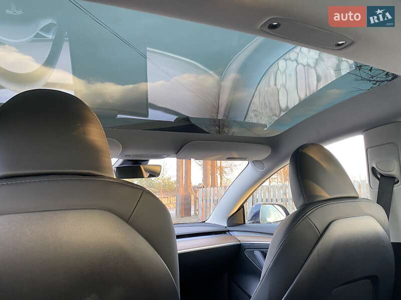 Седан Tesla Model 3 2023 в Чернівцях