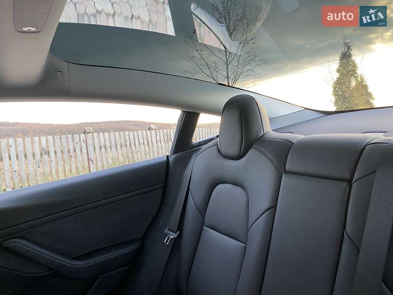 Седан Tesla Model 3 2023 в Черновцах