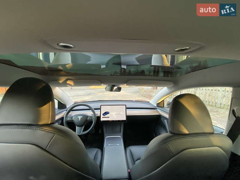 Седан Tesla Model 3 2023 в Черновцах