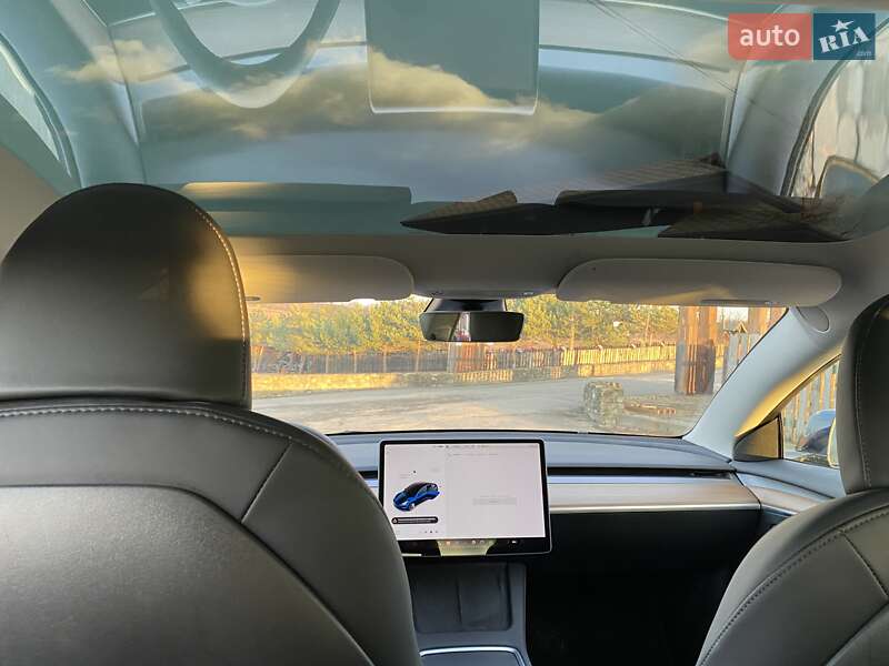 Седан Tesla Model 3 2023 в Черновцах