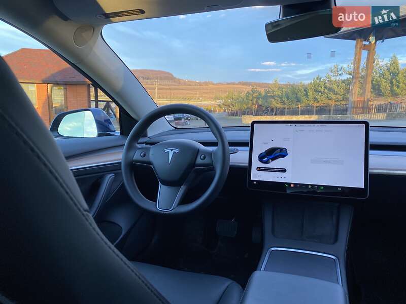 Седан Tesla Model 3 2023 в Черновцах