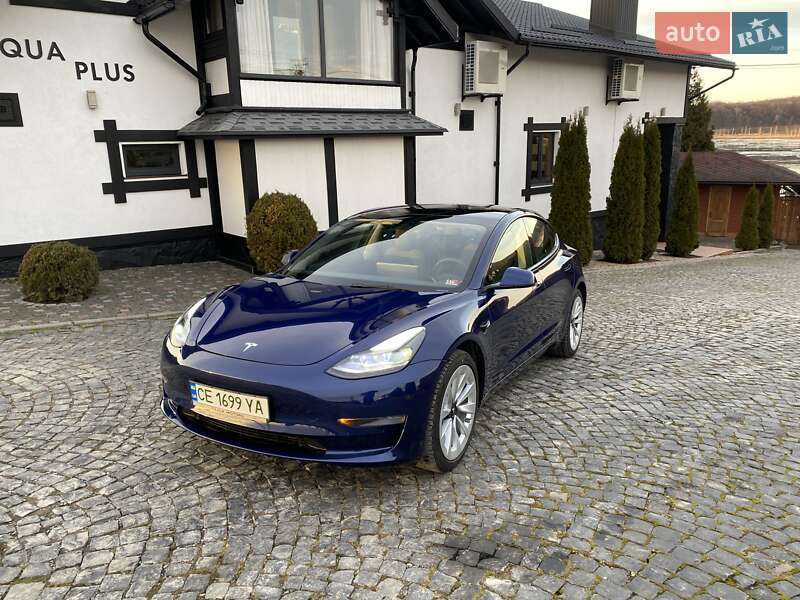 Седан Tesla Model 3 2023 в Черновцах