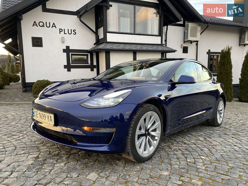 Седан Tesla Model 3 2023 в Черновцах