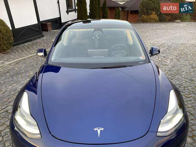 Седан Tesla Model 3 2023 в Чернівцях