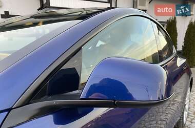 Седан Tesla Model 3 2023 в Черновцах
