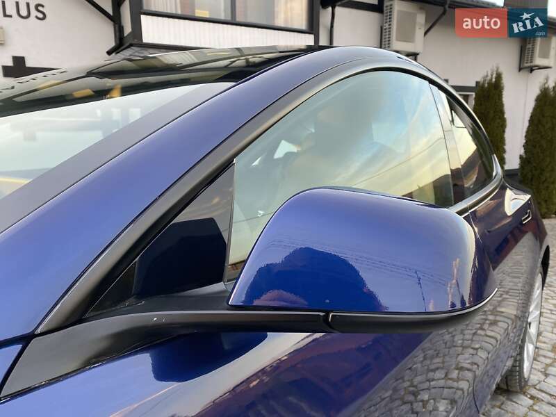 Седан Tesla Model 3 2023 в Черновцах