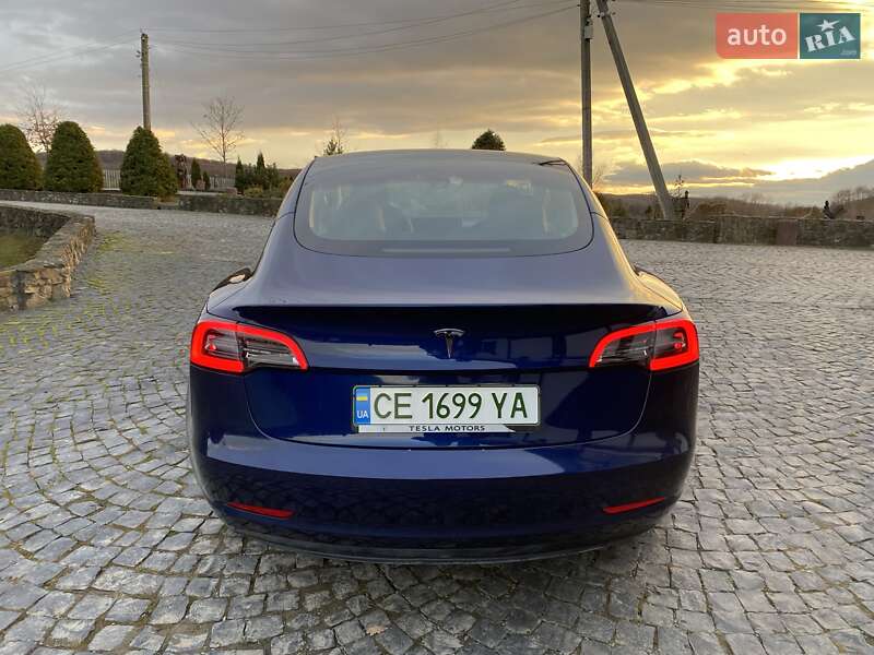 Седан Tesla Model 3 2023 в Черновцах