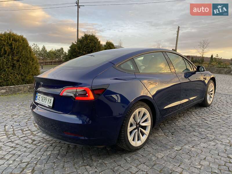 Седан Tesla Model 3 2023 в Черновцах