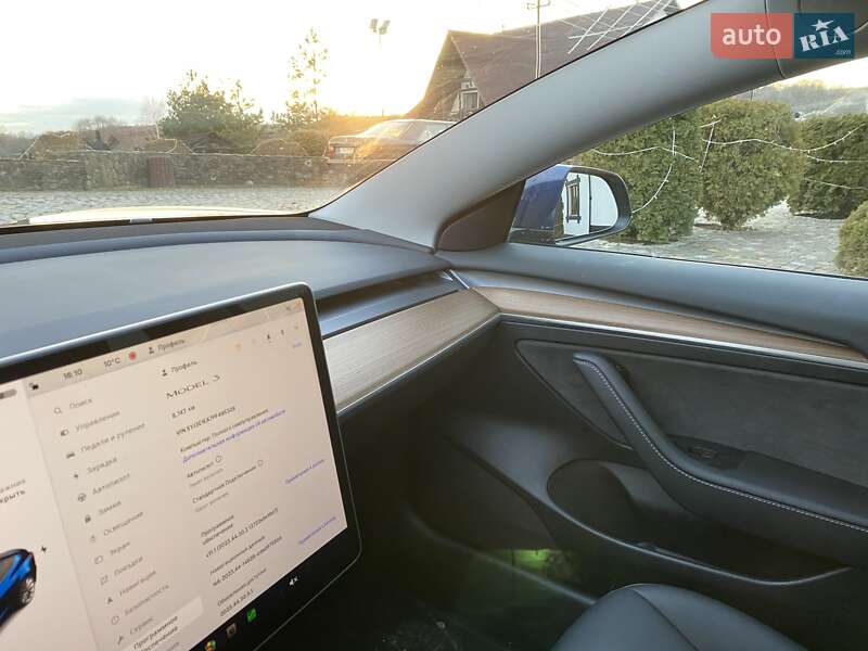 Седан Tesla Model 3 2023 в Черновцах