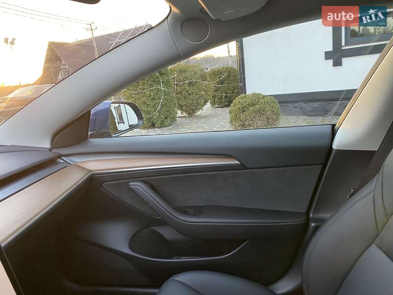 Седан Tesla Model 3 2023 в Чернівцях