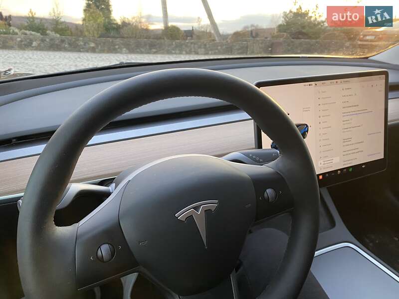 Седан Tesla Model 3 2023 в Черновцах