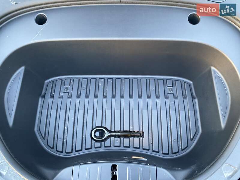 Седан Tesla Model 3 2023 в Черновцах