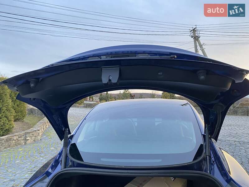 Седан Tesla Model 3 2023 в Черновцах