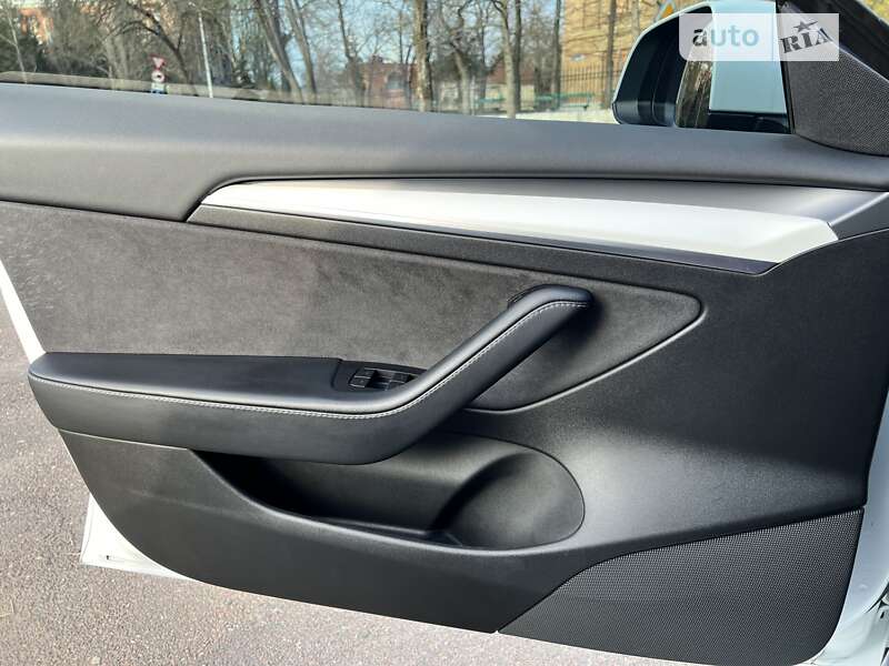 Седан Tesla Model 3 2022 в Николаеве