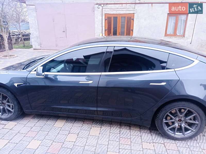Седан Tesla Model 3 2018 в Львові