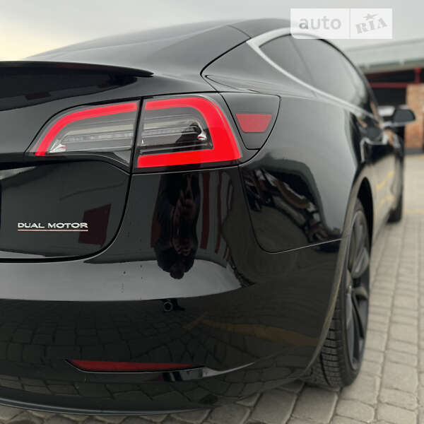 Седан Tesla Model 3 2019 в Львове
