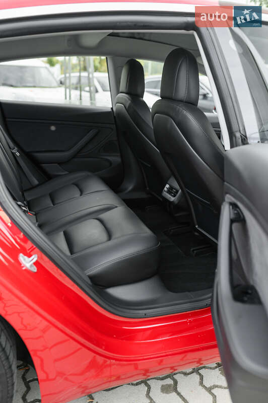 Седан Tesla Model 3 2019 в Львове