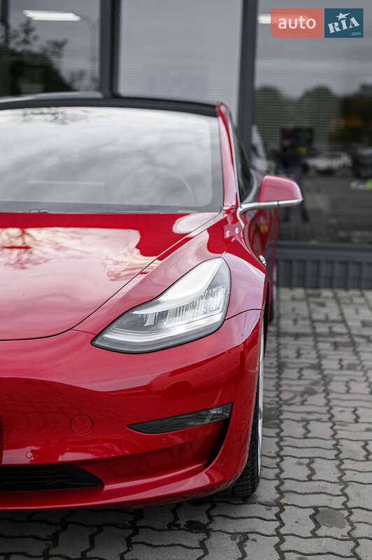 Седан Tesla Model 3 2019 в Львове