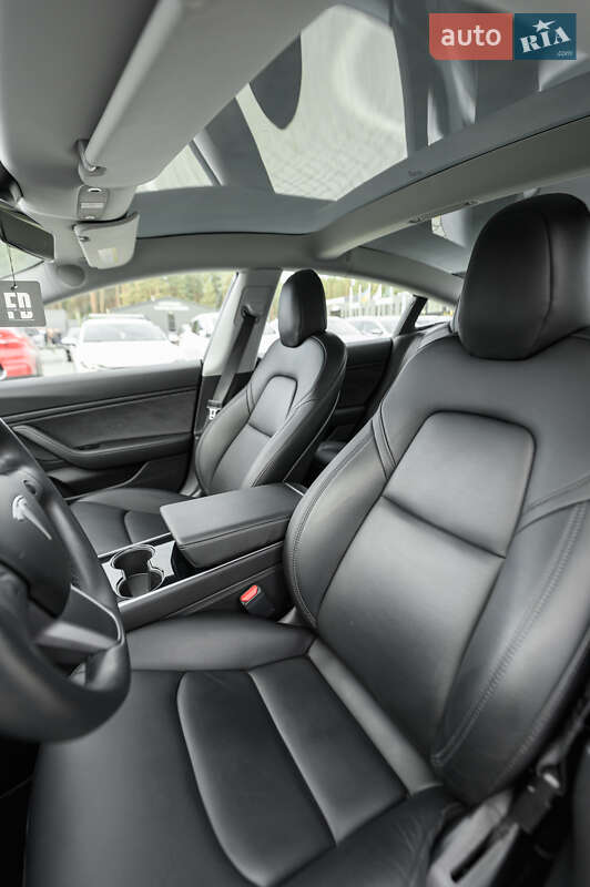Седан Tesla Model 3 2019 в Львове