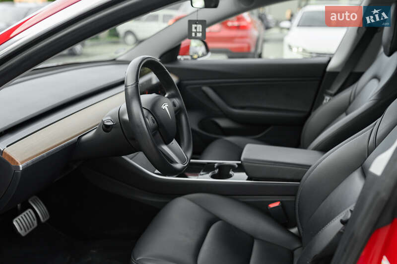 Седан Tesla Model 3 2019 в Львове