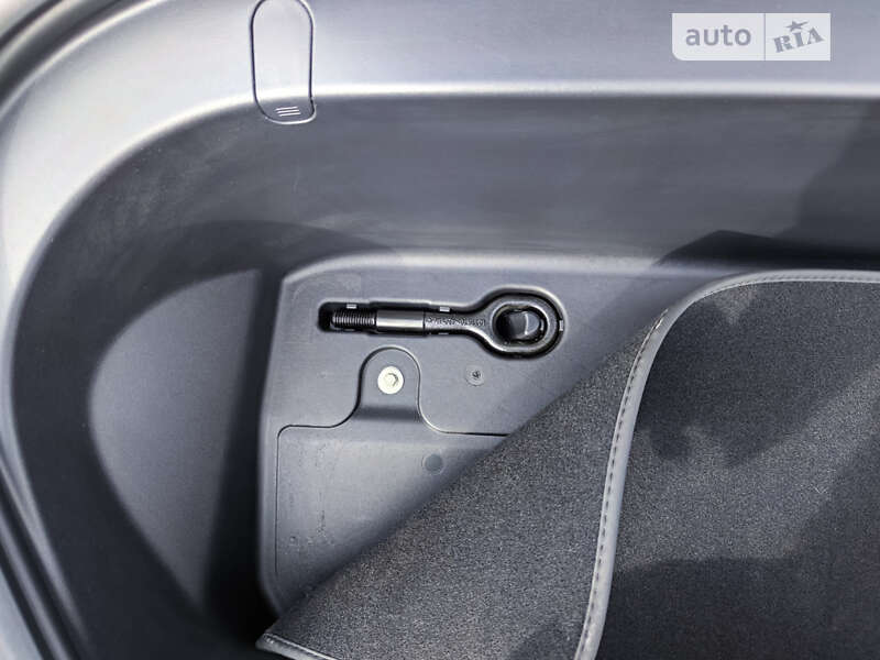 Седан Tesla Model 3 2019 в Киеве