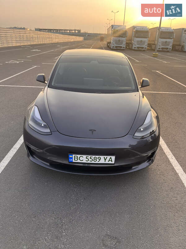 Седан Tesla Model 3 2021 в Львове