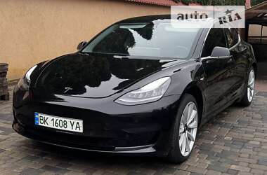 Седан Tesla Model 3 2018 в Ровно