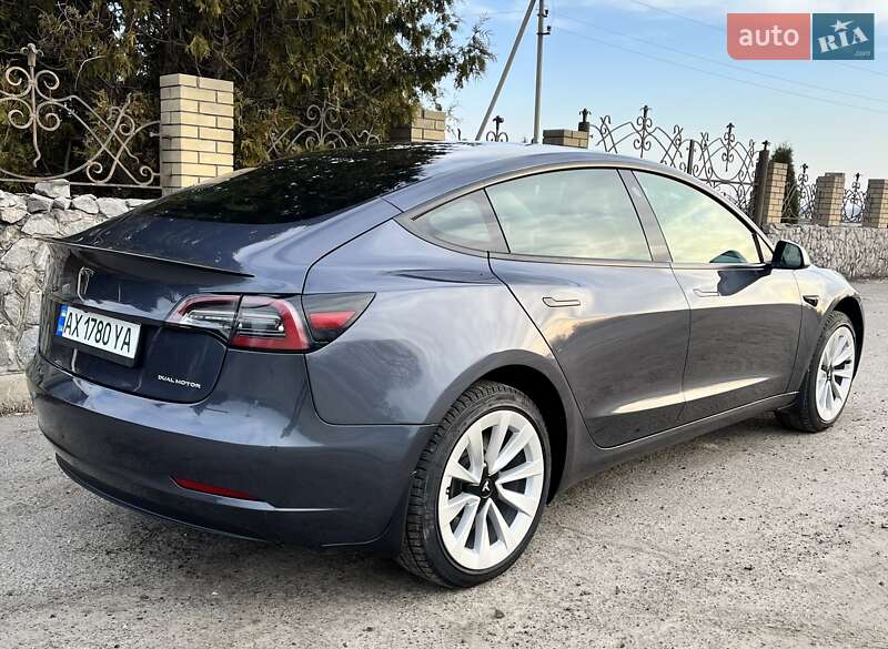 Седан Tesla Model 3 2022 в Валках