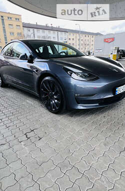 Седан Tesla Model 3 2022 в 