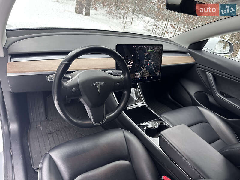 Седан Tesla Model 3 2018 в Львові
