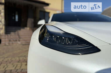Седан Tesla Model 3 2021 в Дубні
